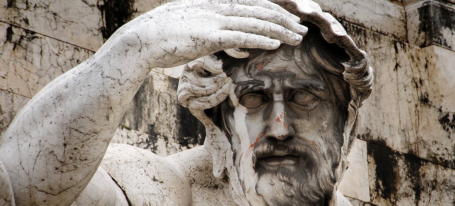 Fotos finden leicht gemacht 1 Skulptur mit suchendem Blick als Symbolbild für die Recherche, Grundlage erfolgreicher Webseiten