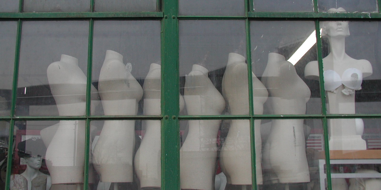 Ich freue mich auf Sie 1 Torsi von Schaufensterpuppen in einem alten Schaufenster