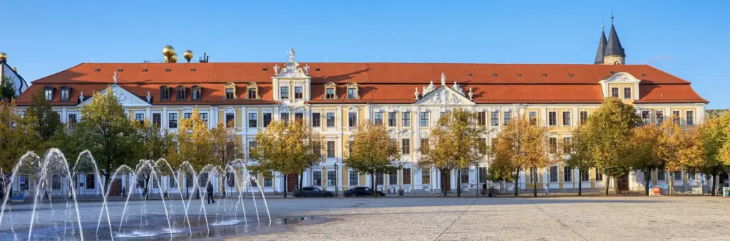Sechs Parteien, ein Wahltermin, keine Suchintention im Blick 2 Gebäude Landtag Sachsen-Anhalt in Magdeburg von außen, davor eine Baumreihe und Wasserfontänen